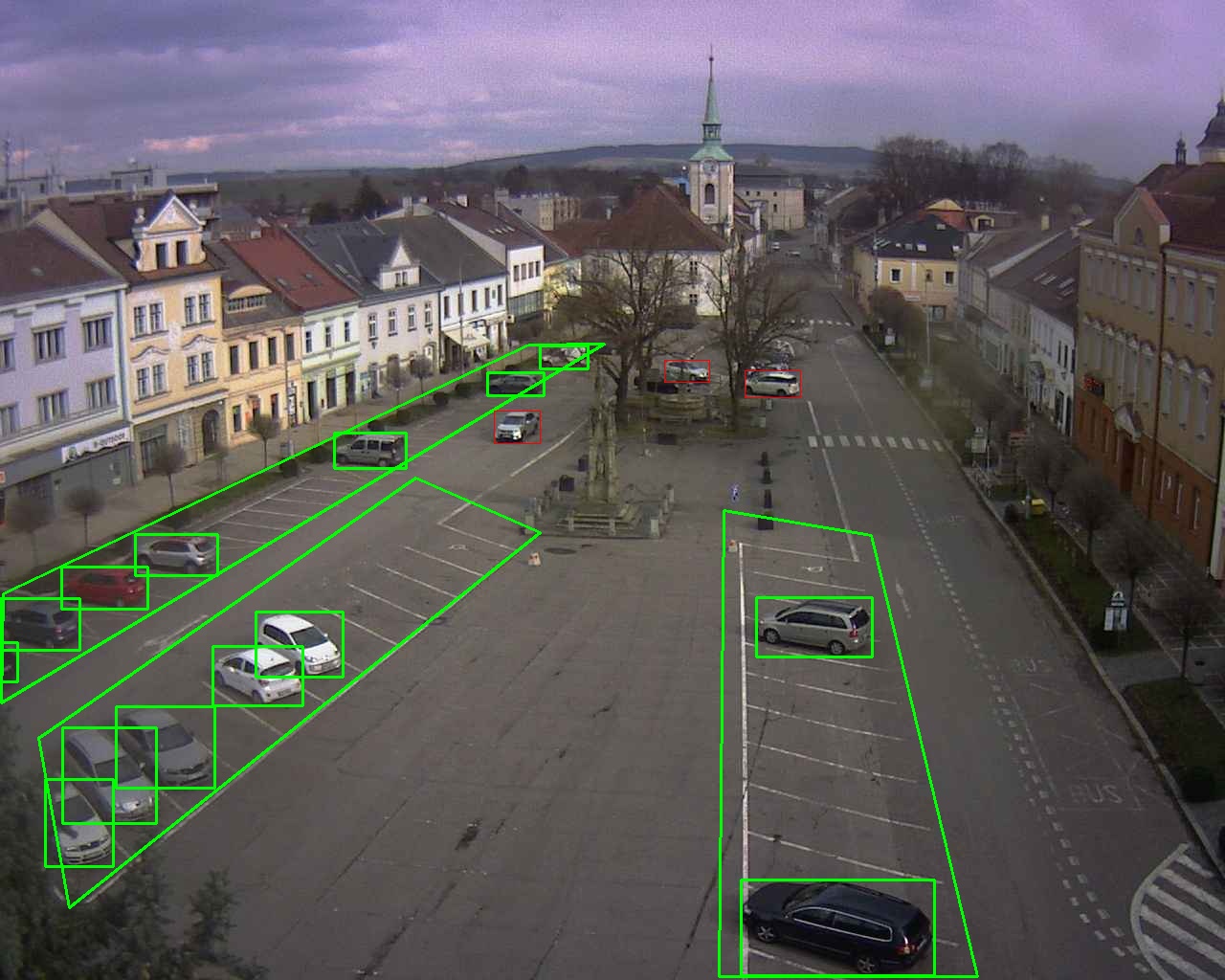 Aktuální snímek parkoviště s detekcí obsazenosti